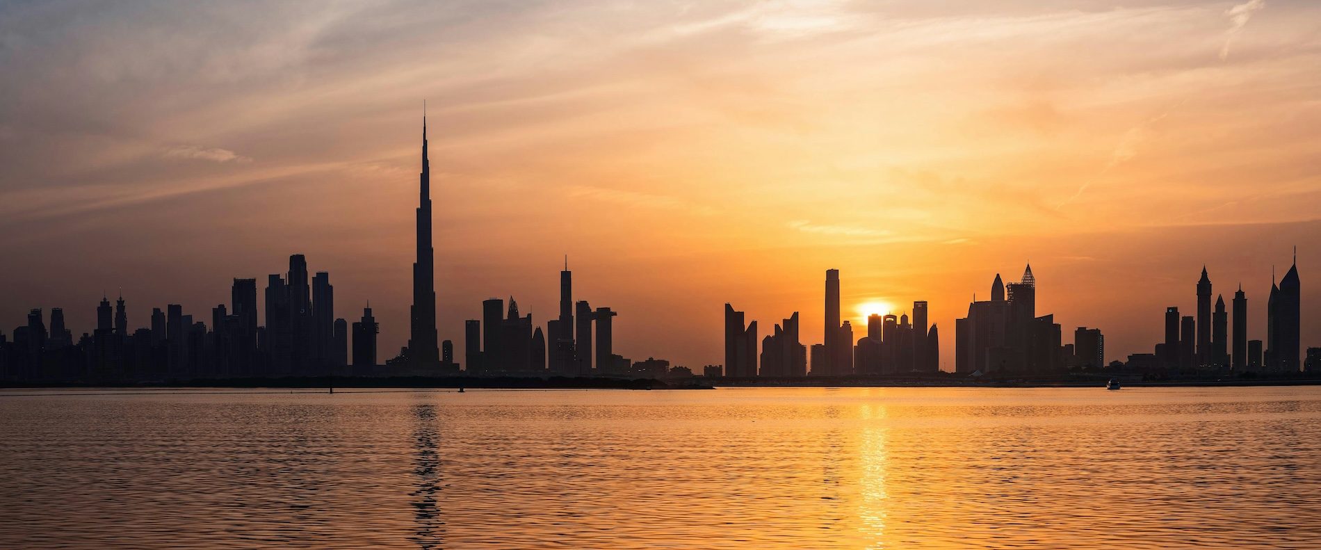 Dubai al tramonto vista dal mare